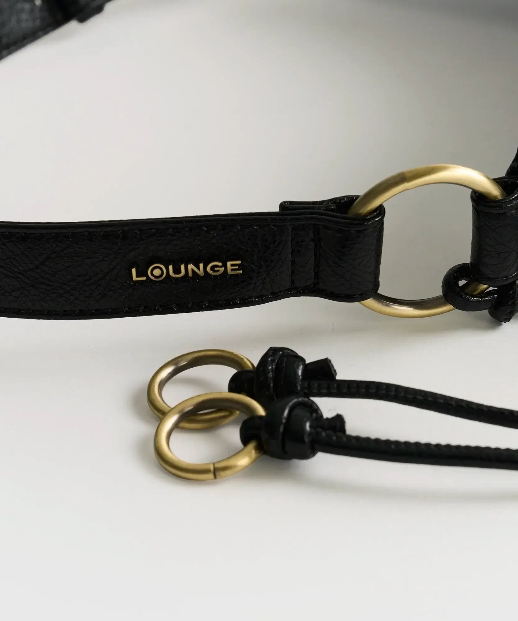 Cartera De Hombro Asimétrica de Lounge, asa ajustable y argollas decorativas.