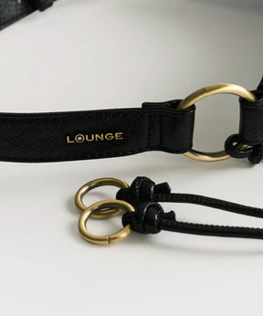 Cartera De Hombro Asimétrica de Lounge, asa ajustable y argollas decorativas.