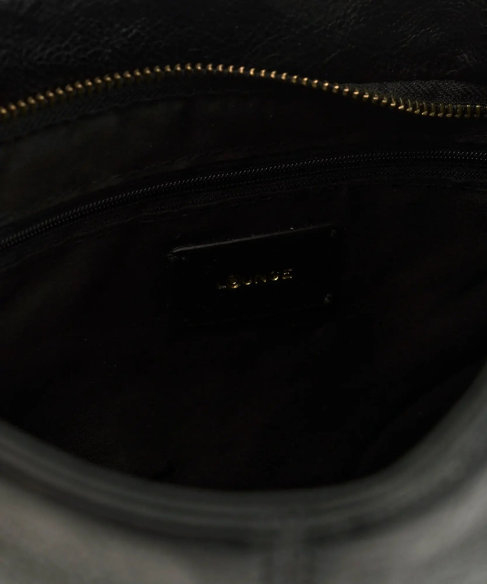 Interior de la Cartera De Hombro Asimétrica de Lounge con bolsillos y cierre para organización.