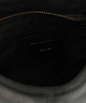 Interior de la Cartera De Hombro Asimétrica de Lounge con bolsillos y cierre para organización.