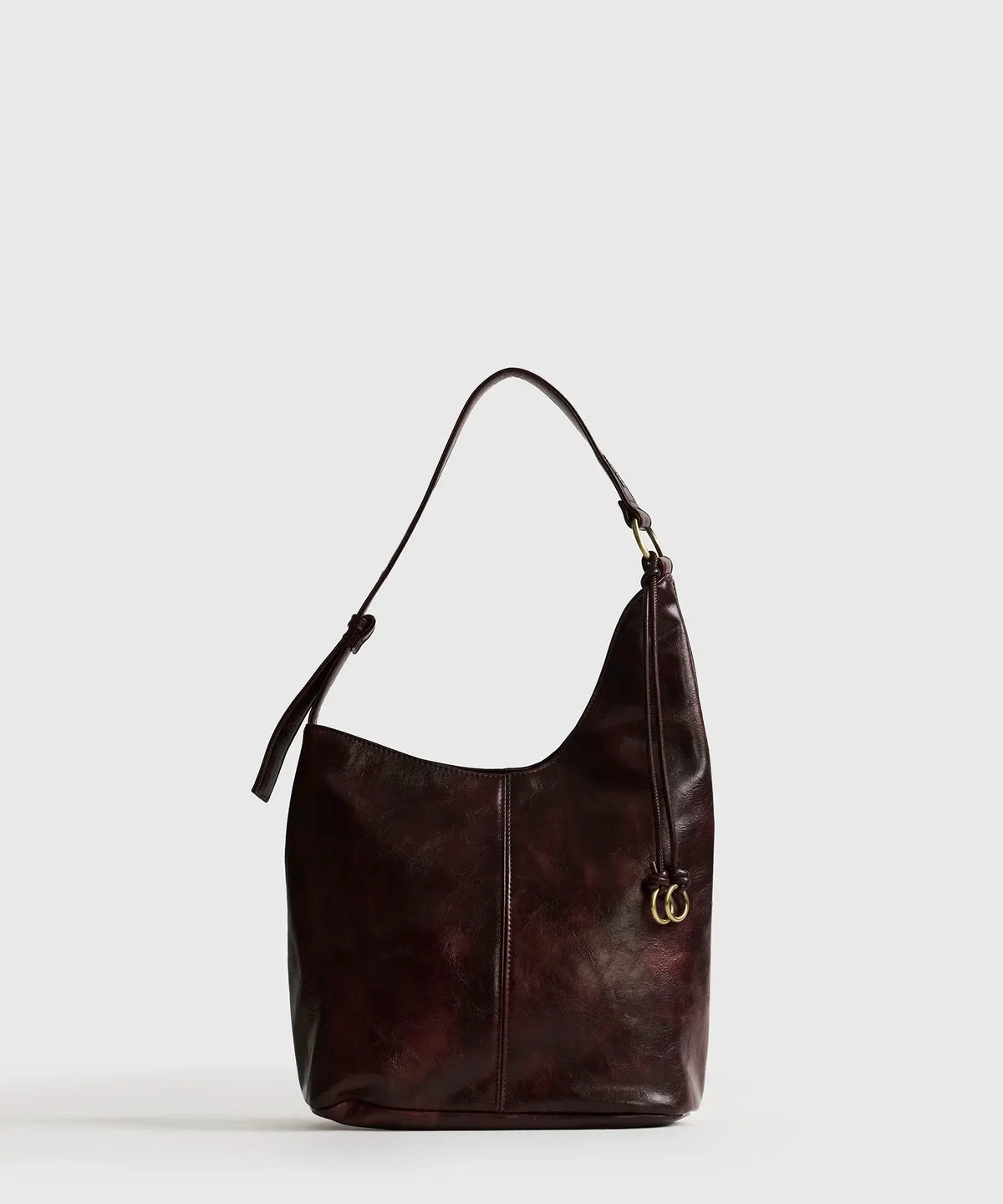 Cartera De Hombro Asimétrica burdeos de Lounge con asa ajustable y argollas, ideal para organizar tus esenciales.