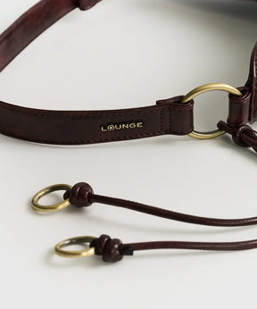 Cartera De Hombro Asimétrica asa ajustable de Lounge con diseño de argollas y detalles en dorado.