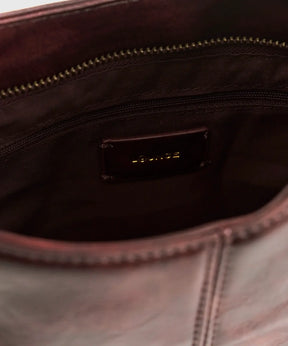 Interior de la Cartera De Hombro Asimétrica de Lounge con bolsillos y cierre para organización.