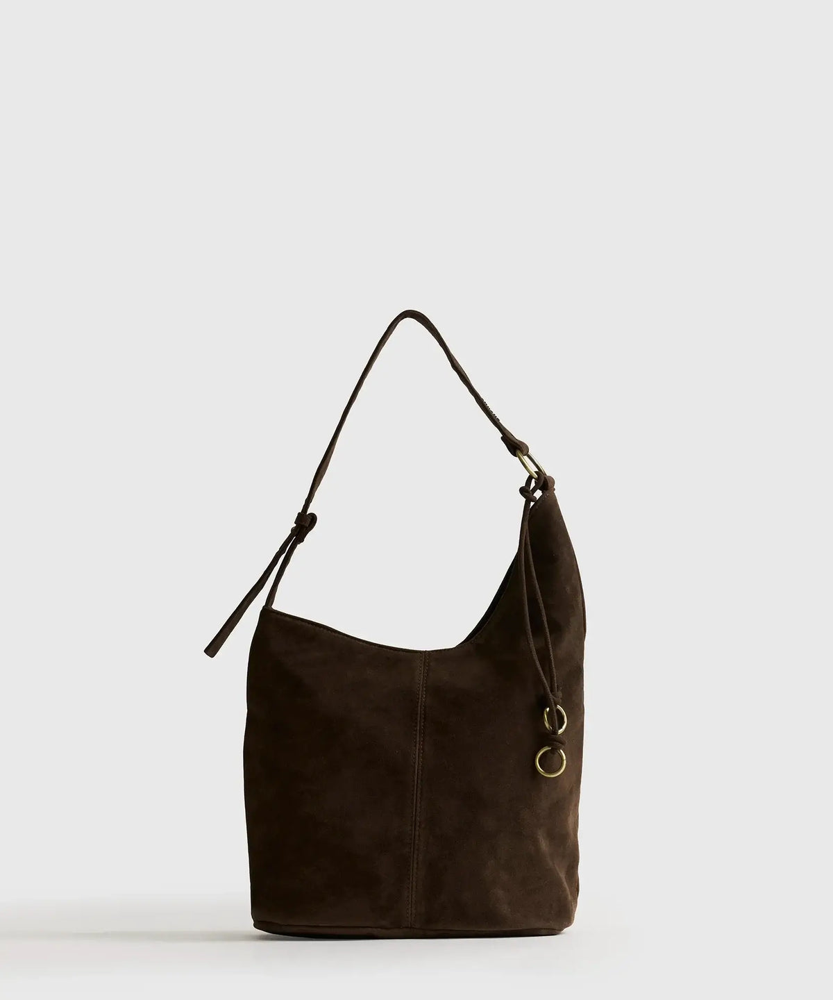 Cartera De Hombro Fake Suede Asimétrica de color café, con asa ajustable y argollas, marca Lounge.