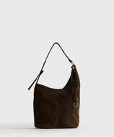 Cartera De Hombro Fake Suede Asimétrica de color café, con asa ajustable y argollas, marca Lounge.