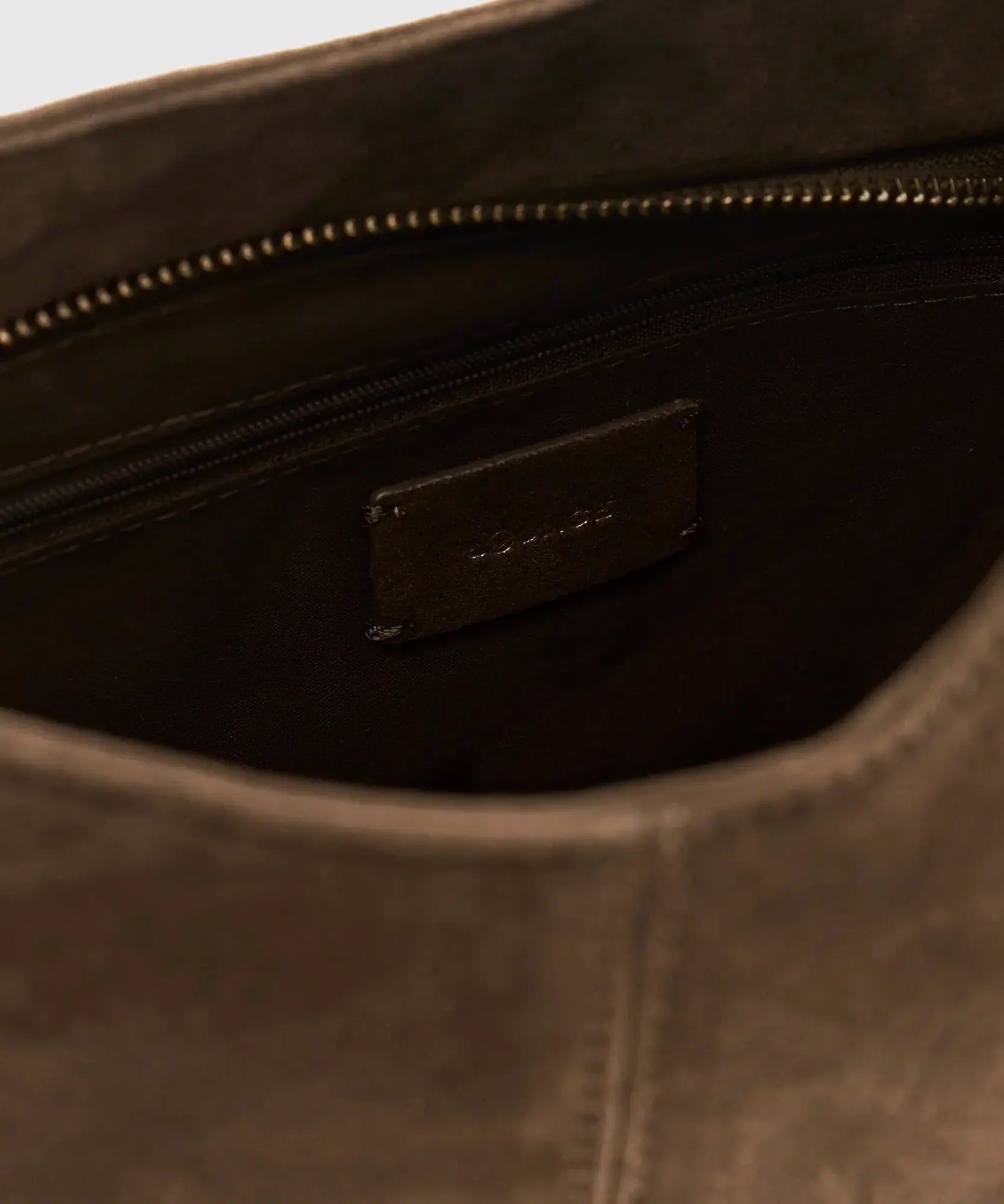 Interior de la Cartera De Hombro Fake Suede Asimétrica Lounge, mostrando su diseño y bolsillo con cierre.