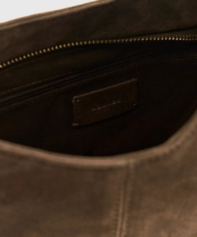Interior de la Cartera De Hombro Fake Suede Asimétrica Lounge, mostrando su diseño y bolsillo con cierre.
