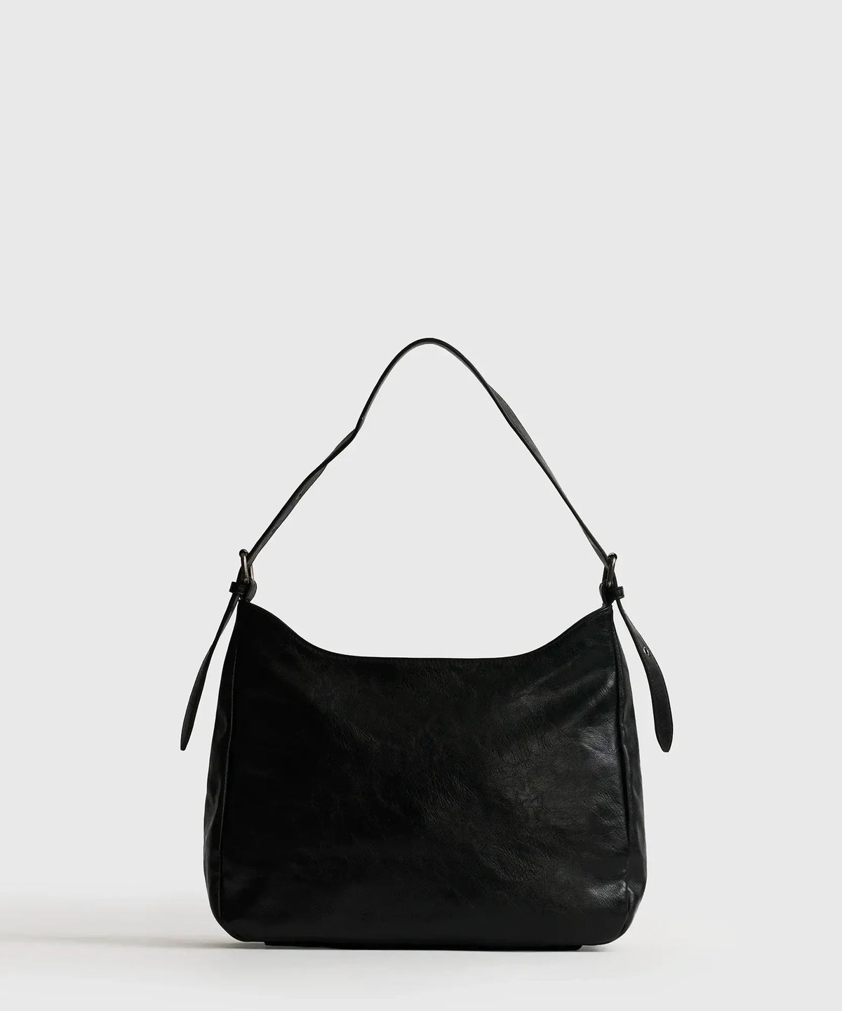 Cartera De Hombro Eclat de Lounge, bolso cuadrado negro con strap ajustable y amplio compartimento.