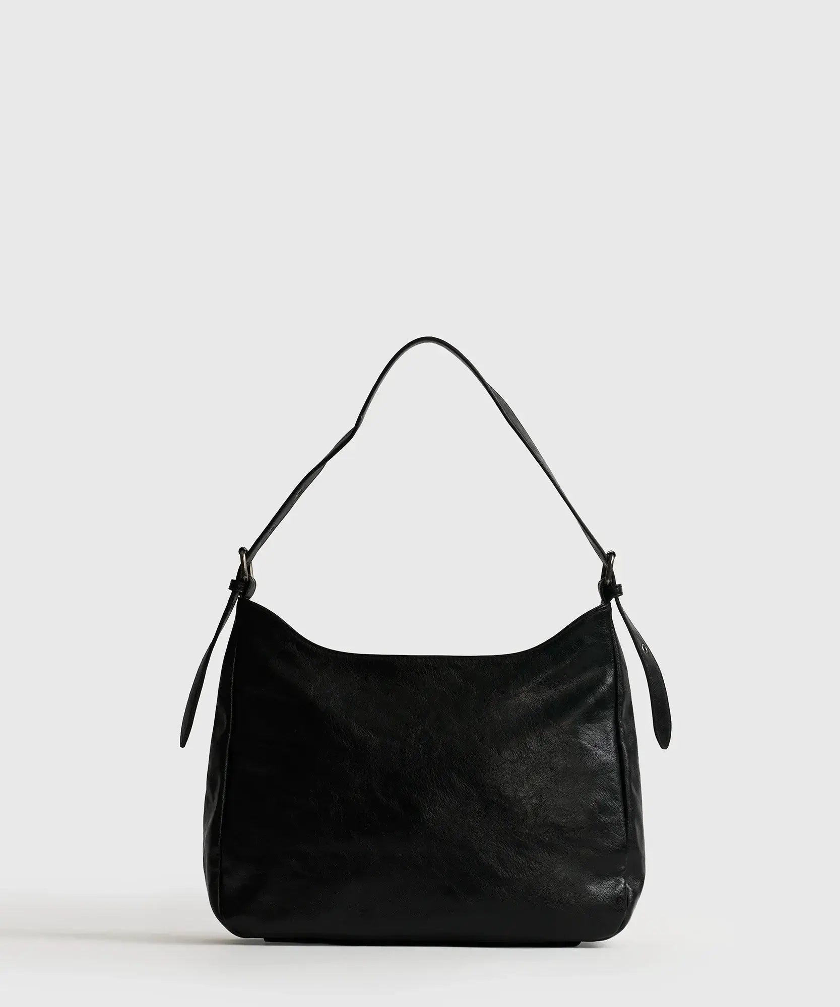 Cartera De Hombro Eclat de Lounge, bolso cuadrado negro con strap ajustable y amplio compartimento.