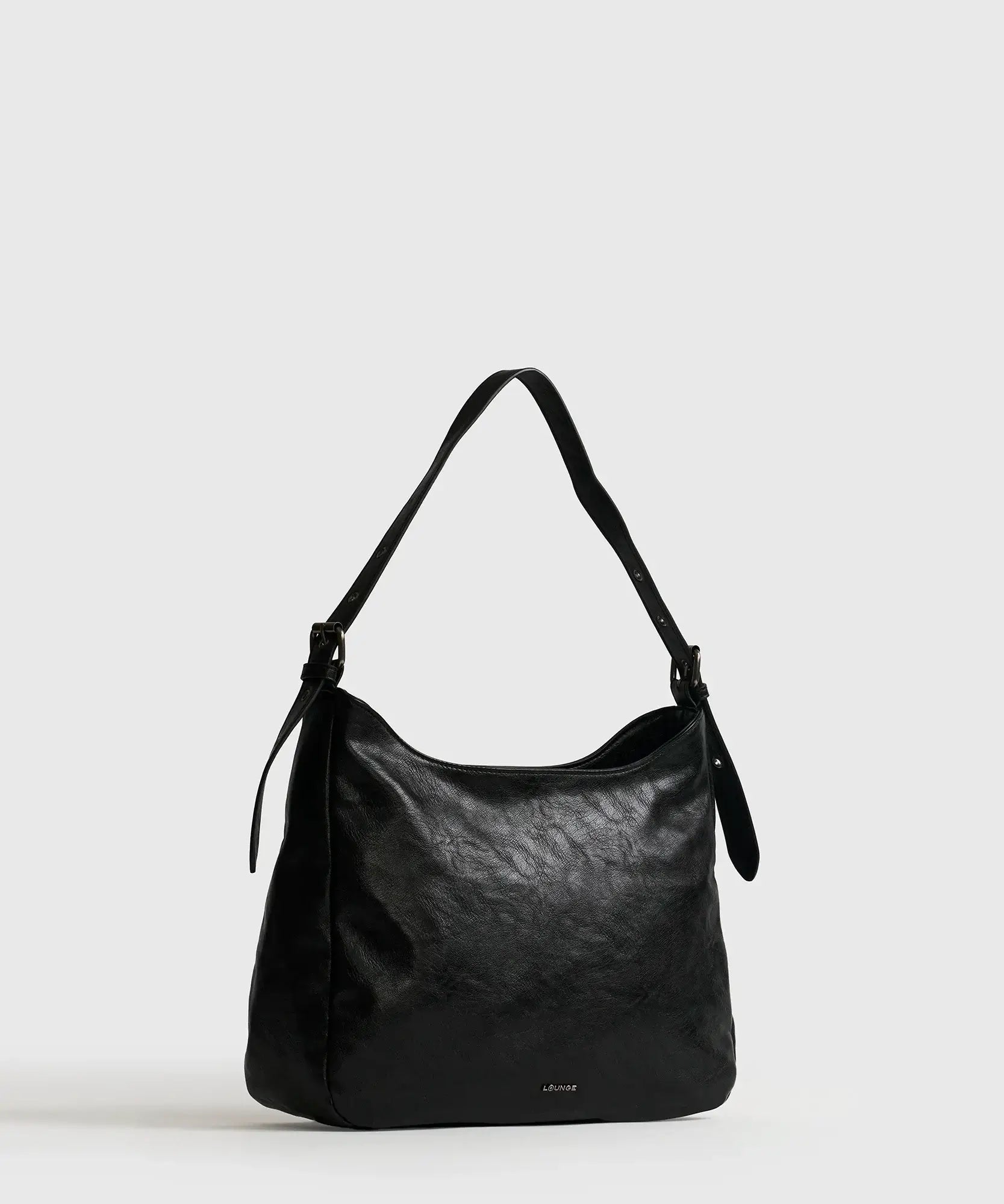 Cartera De Hombro Eclat en color negro de Lounge, con strap ajustable y amplio compartimento principal.