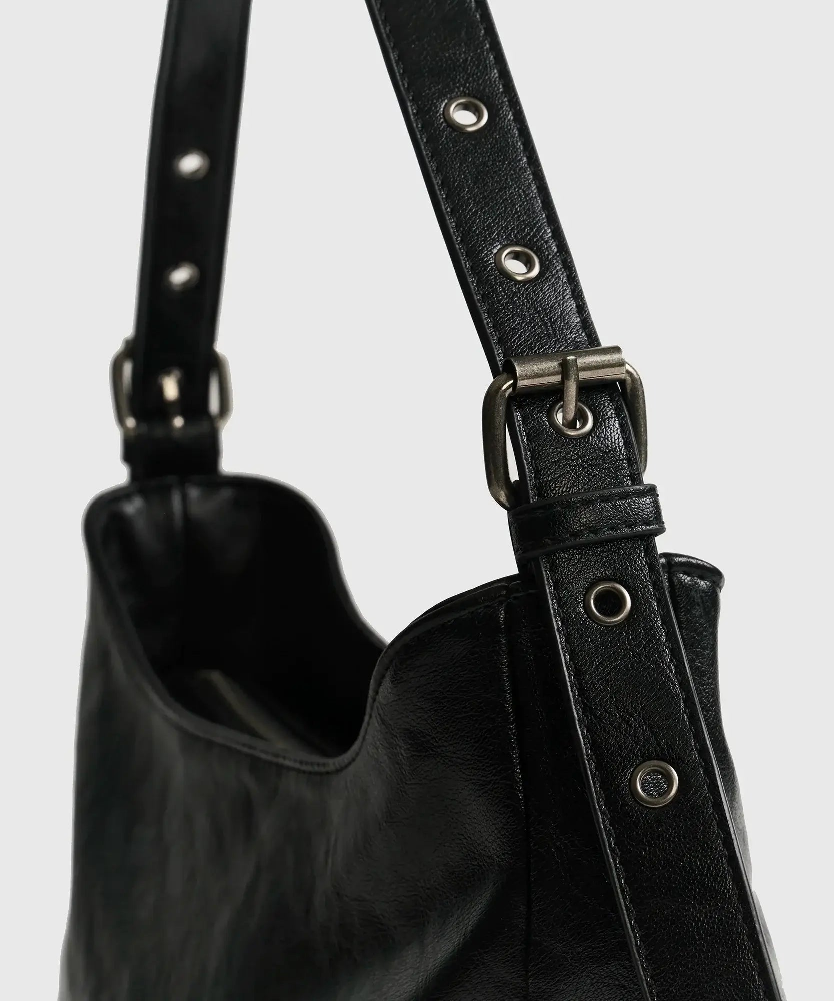 Cartera De Hombro Eclat de Lounge con strap ajustable y detalles metálicos en el diseño.