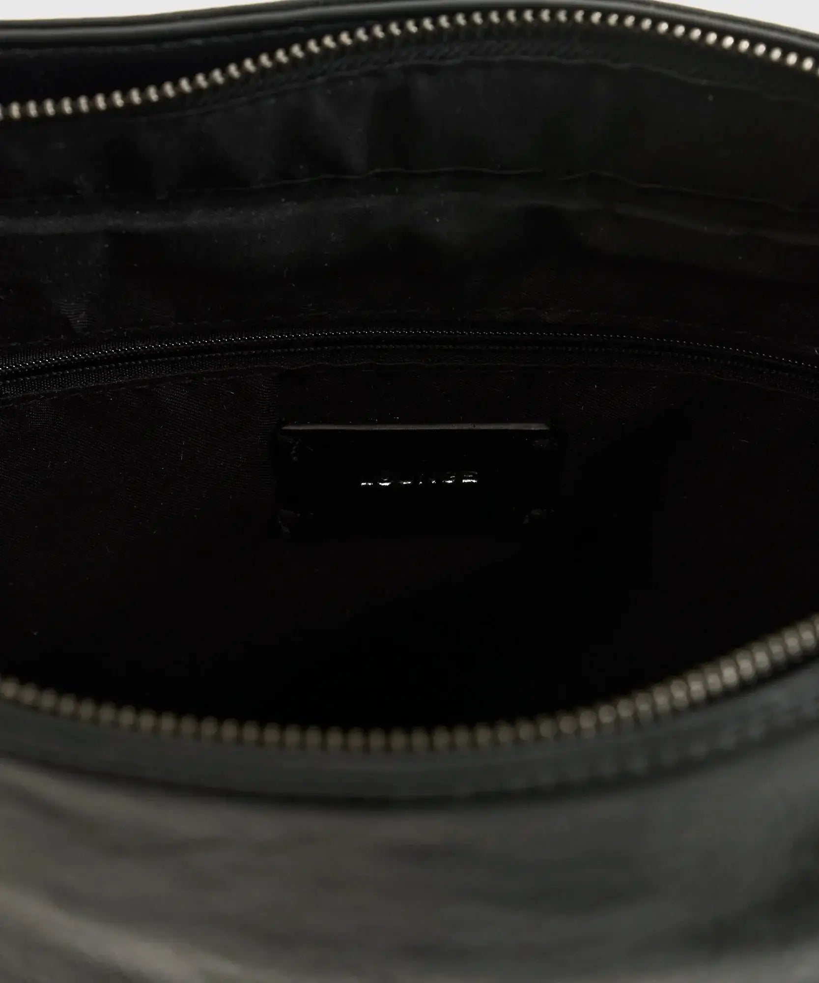 Interior de la Cartera De Hombro Eclat de Lounge con bolsillo con cierre y amplio espacio.