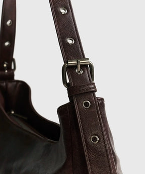 Cartera De Hombro Eclat de Lounge, detalle del strap ajustable en color marrón.