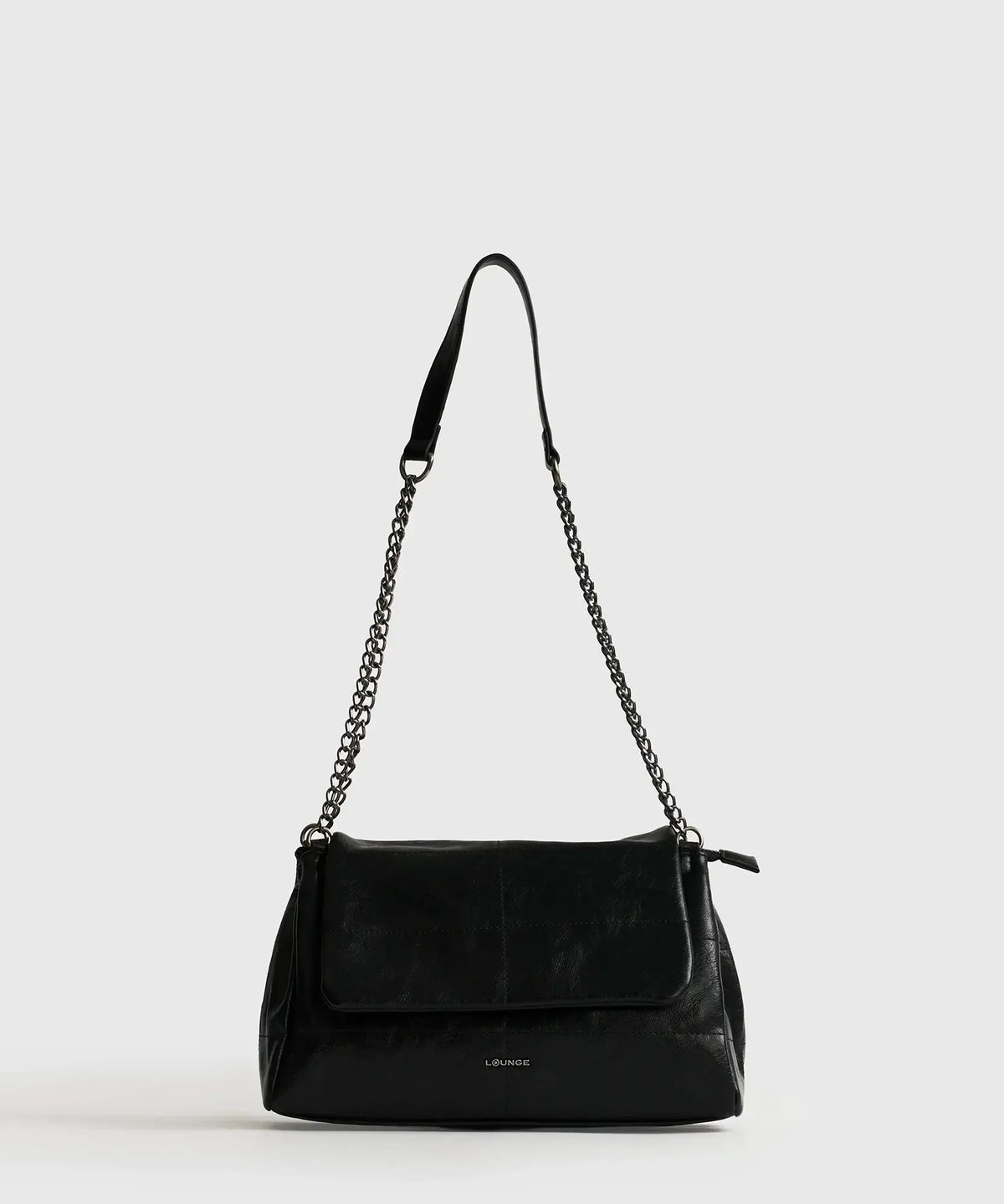 Cartera De Hombro Cadena Street negra de Lounge, con strap de cadena y detalles de costuras.