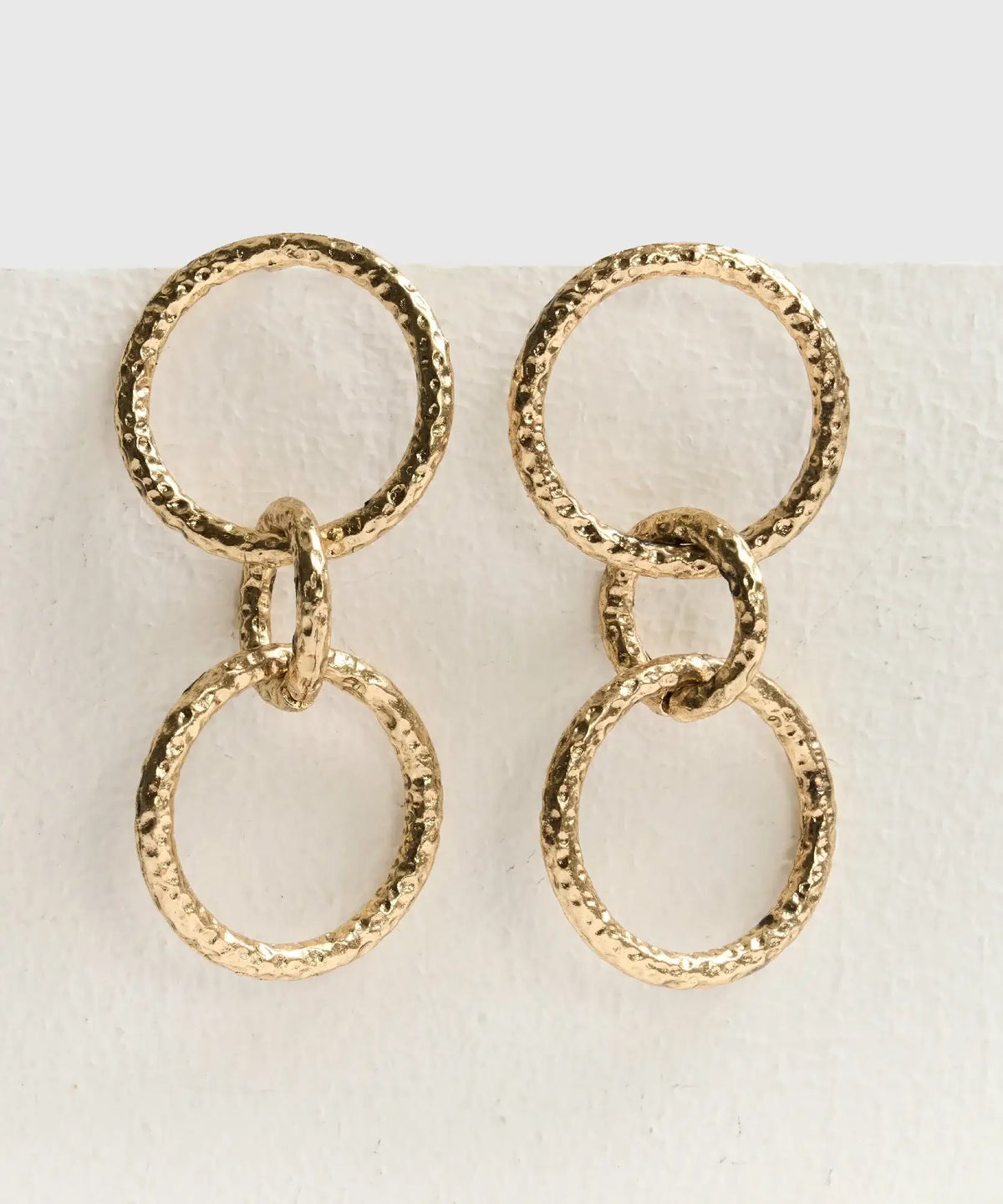 Aros Círculos Boho de Lounge, largos con tres círculos colgantes y acabado texturizado.