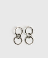 Aros Círculos Boho de Lounge, largos con tres círculos colgantes en acabado plateado y texturizado.