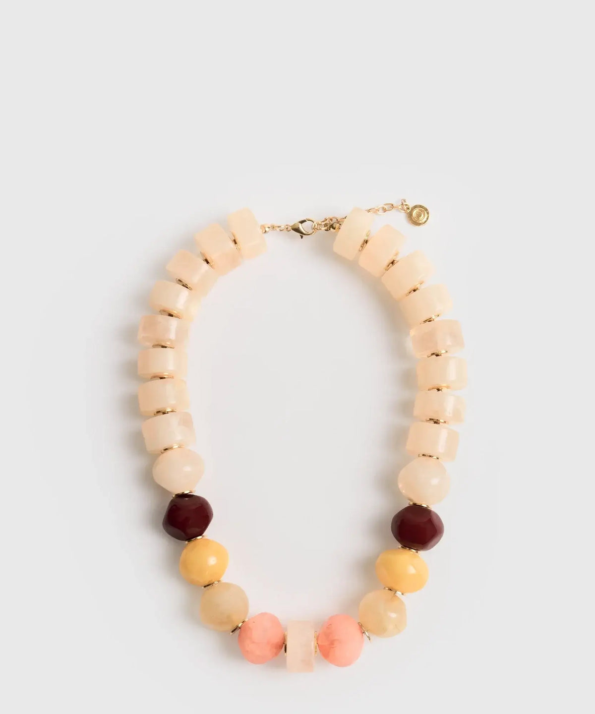 Collar Resina Piedras Irregulares de Lounge con piedras de resina en tonos beige, rosa y amarillo.