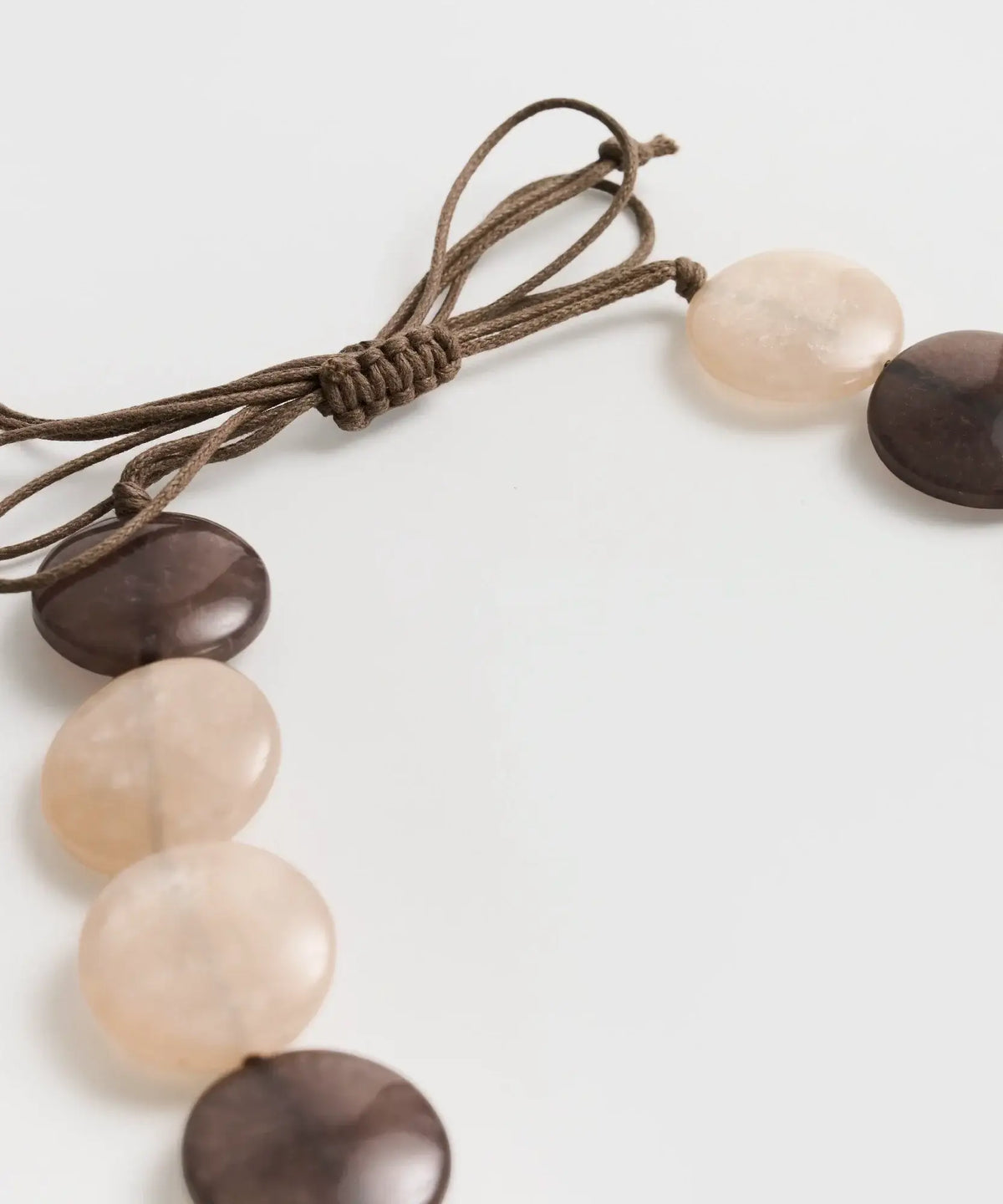 Collar Piedras Ajustable Paradiso con piedras planas de efecto mármol y hilos ajustables de Lounge.