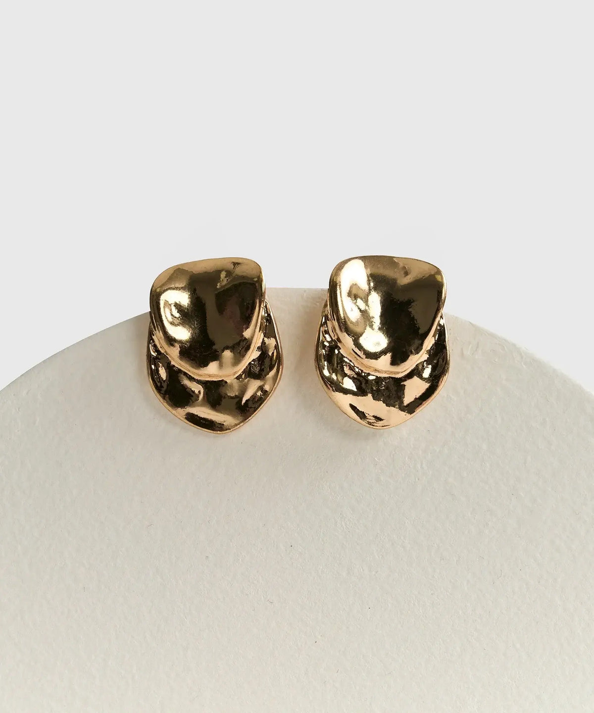 Aros Machacados Irregular Boho de Lounge, diseño irregular en tono dorado, perfectos para un estilo bohemio.