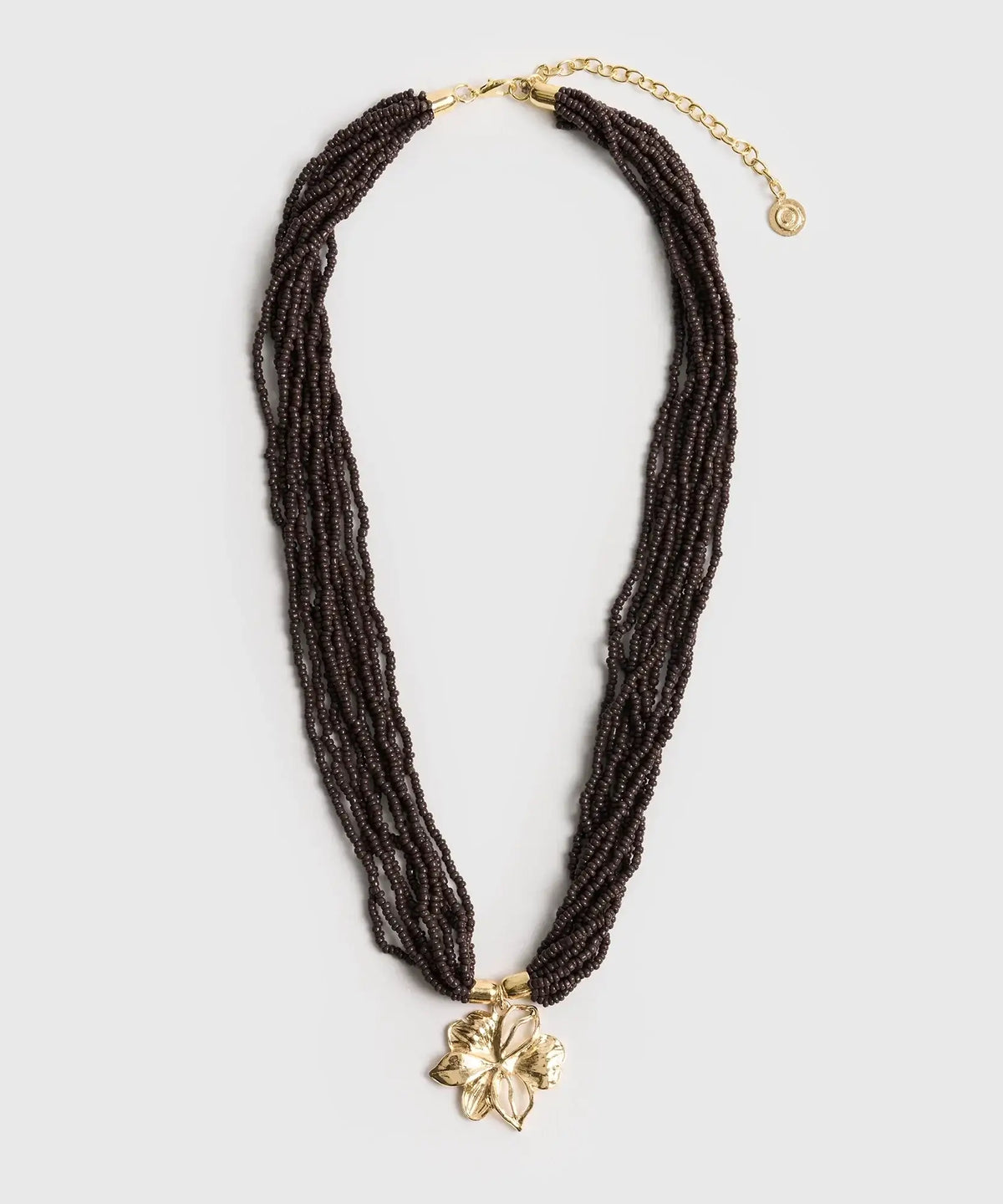 Collar Mostacillas Colgante Flor de color café de Lounge con varias capas de mostacillas y charm de flor.