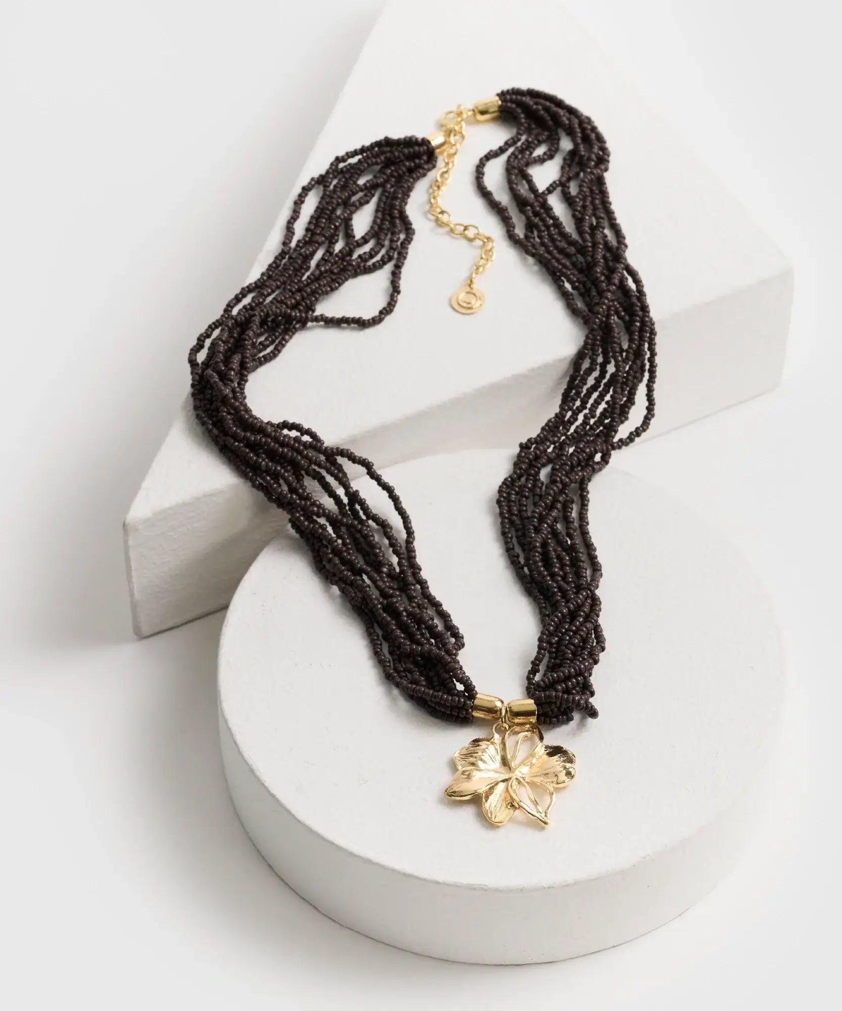 Collar Mostacillas Colgante Flor de Lounge con capas de mostacillas y charm de flor brillante.