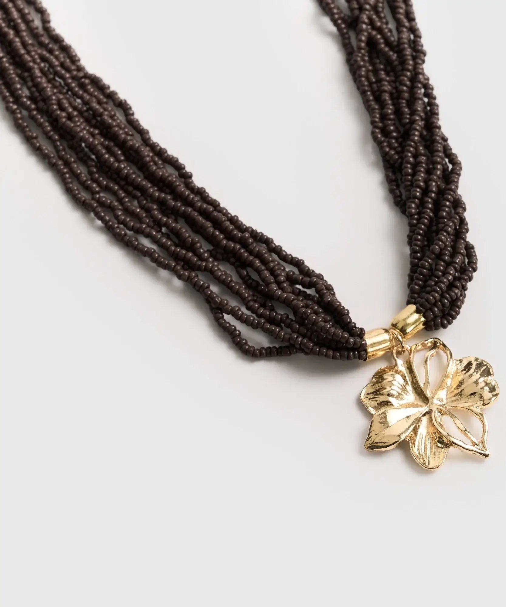Collar Mostacillas Colgante Flor de Lounge con charm de flor y varias capas de mostacillas.