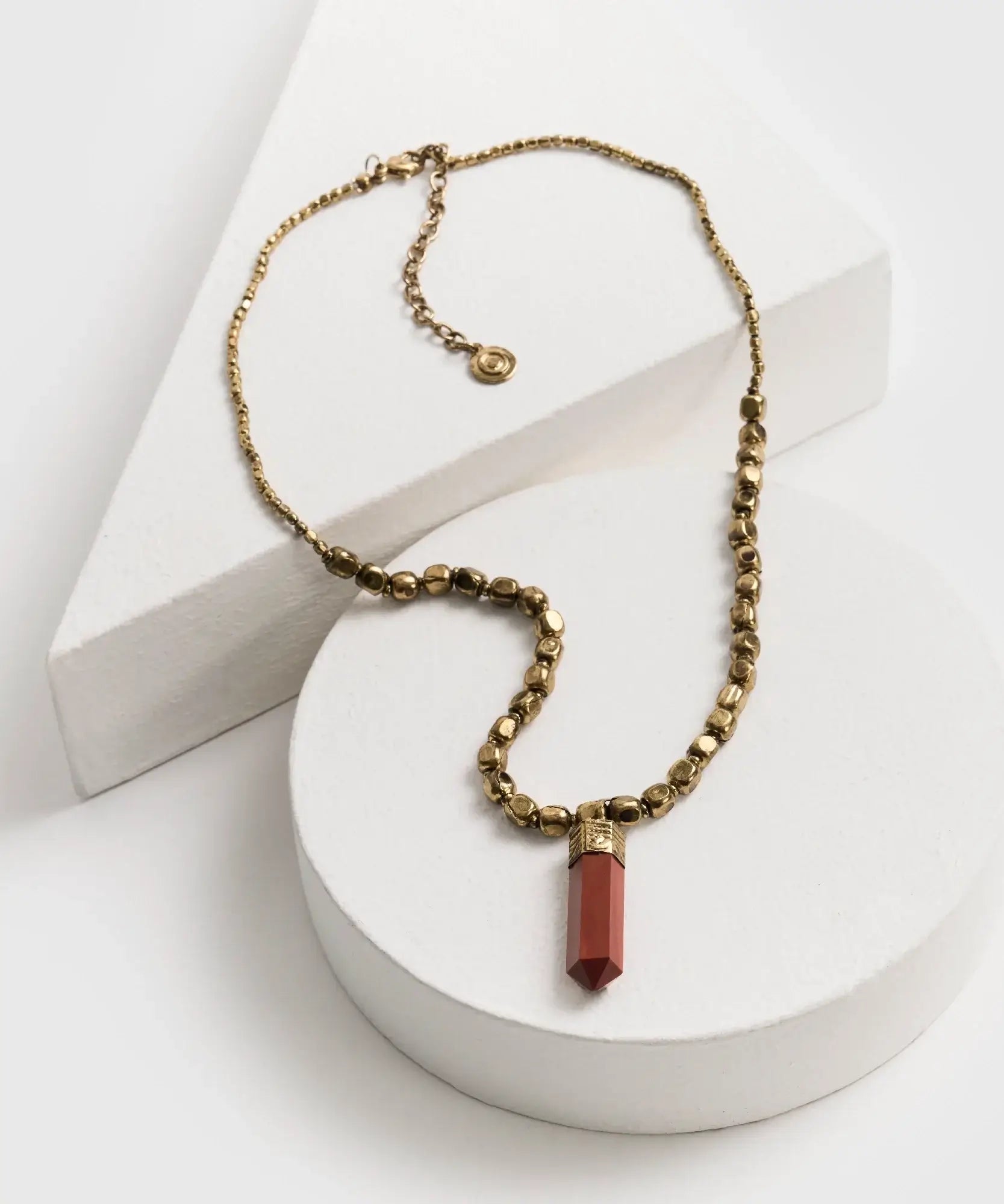 Collar Colgante Woman de Lounge con mostacillas doradas y charm rojo decorativo.