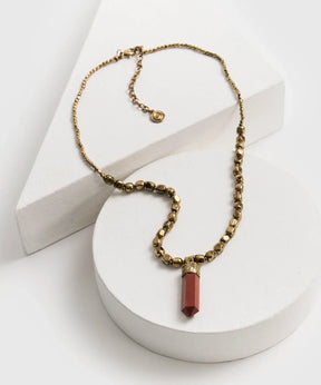 Collar Colgante Woman de Lounge con mostacillas doradas y charm rojo decorativo.