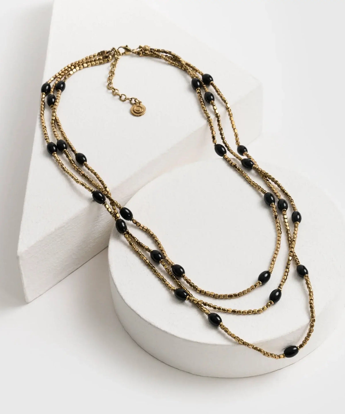 Collar Mostacillas Triple de Lounge, collar largo de tres capas con mostacillas y piedras negras.