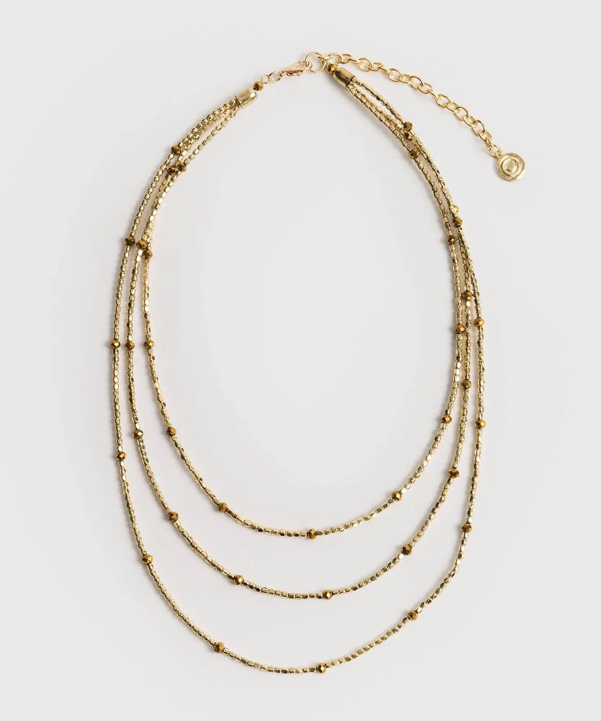 Collar Mostacillas Woman de Lounge, collar dorado de tres capas con delicadas mostacillas pequeñas.
