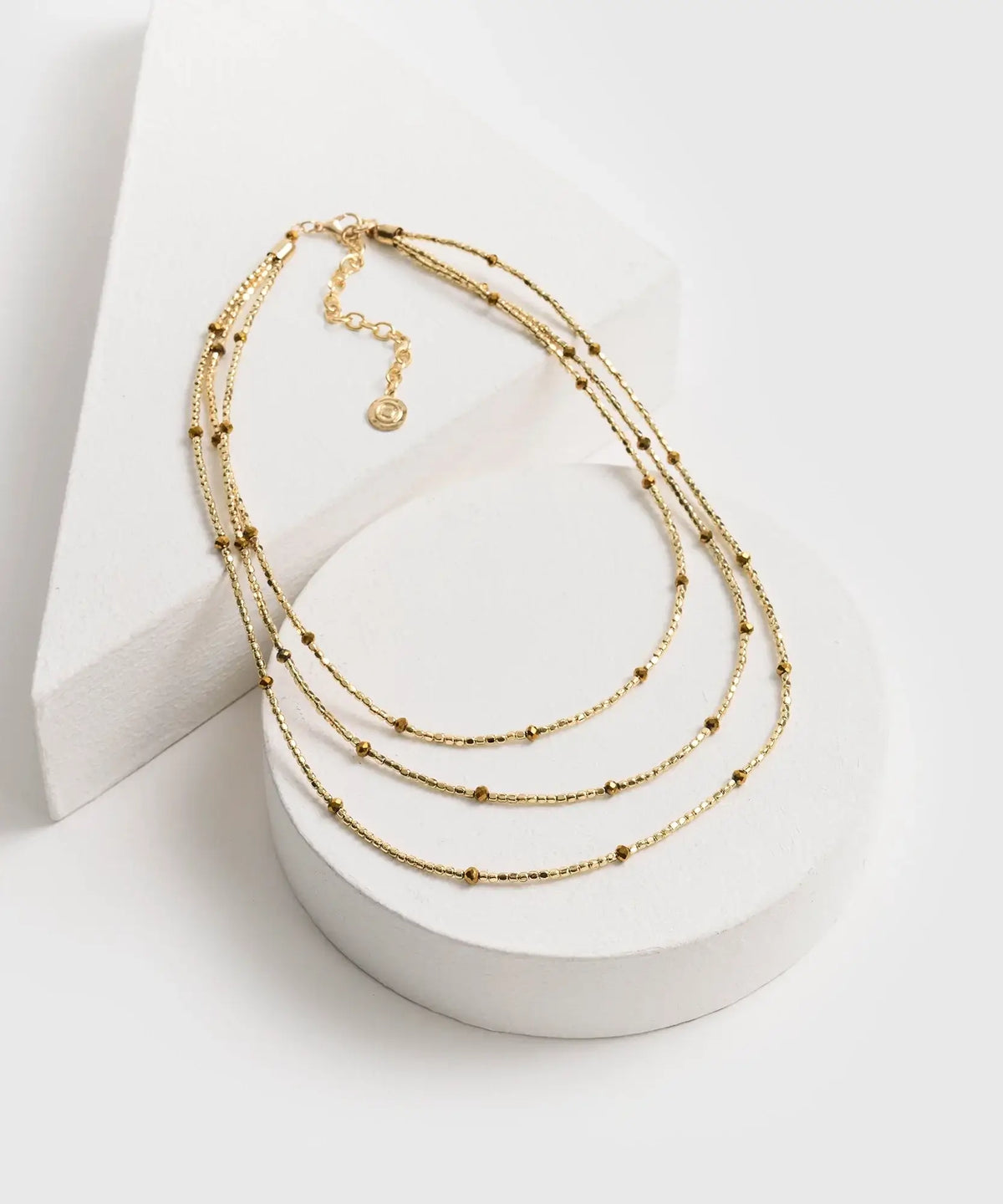 Collar Mostacillas Woman de Lounge, collar de tres capas con delicadas mostacillas pequeñas.