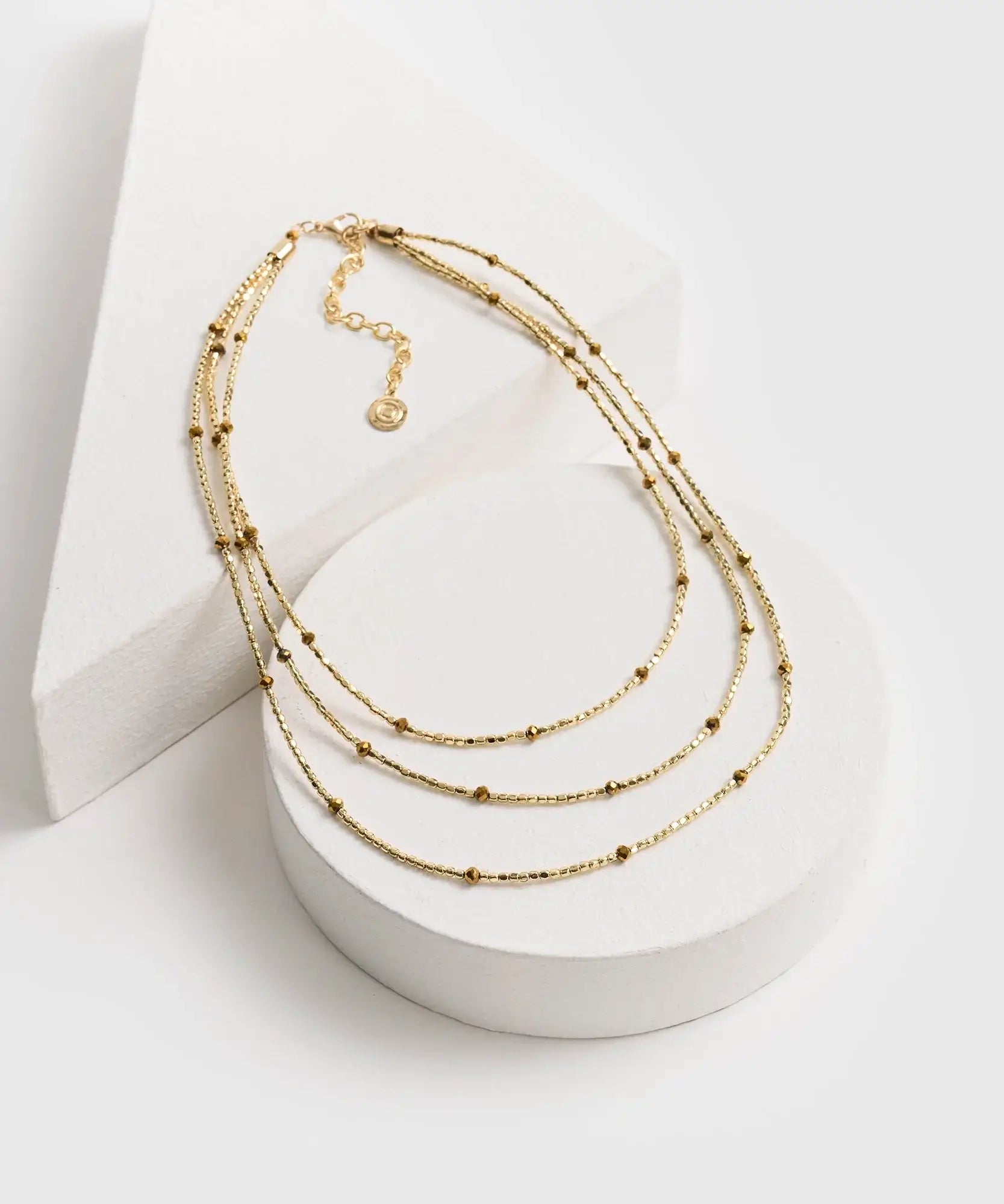Collar Mostacillas Woman de Lounge, collar de tres capas con delicadas mostacillas pequeñas.
