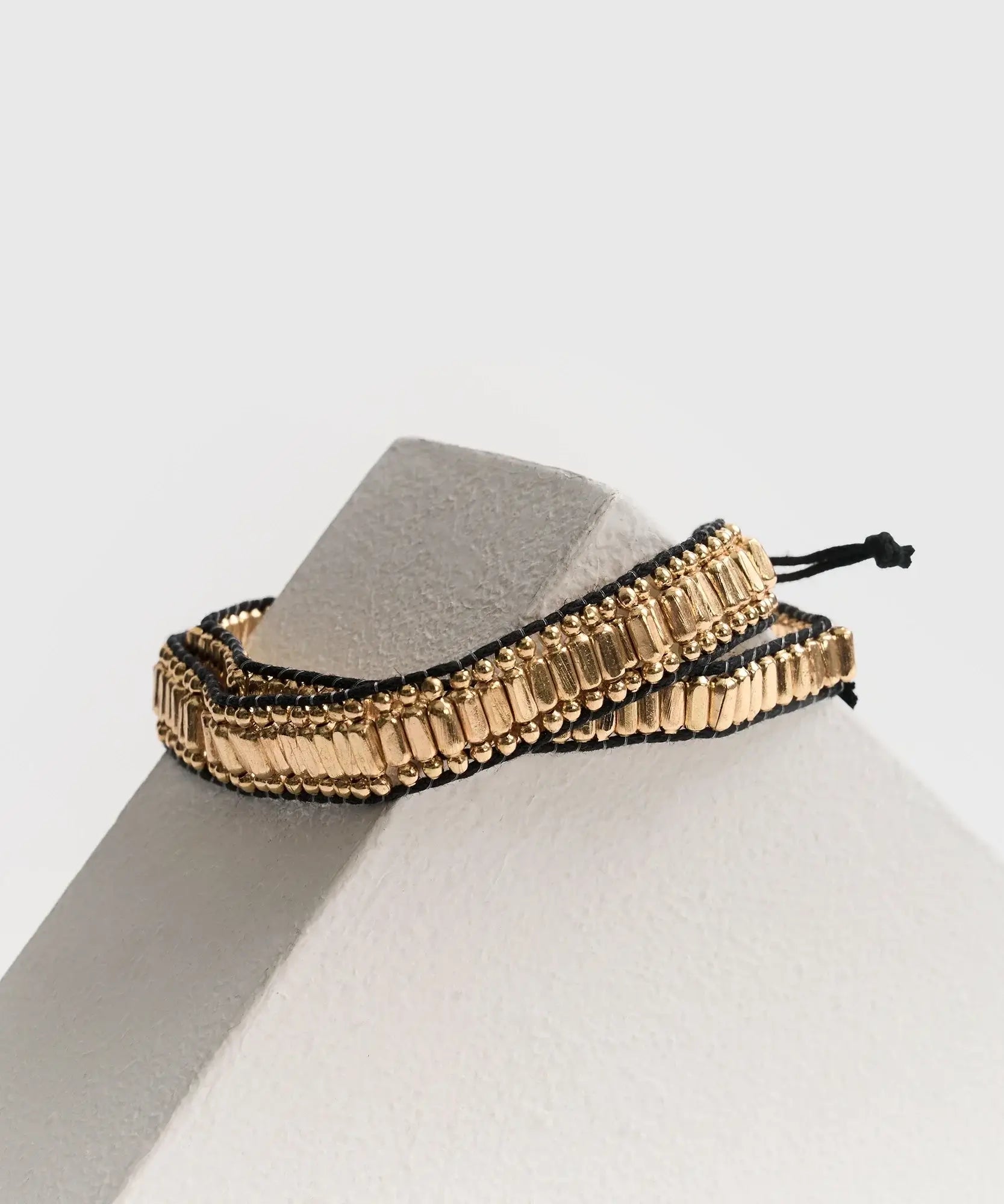 Set Pulseras Boho Mostacillas Ajustable marca Lounge, pulseras ajustables con mostacillas en diseño elegante.