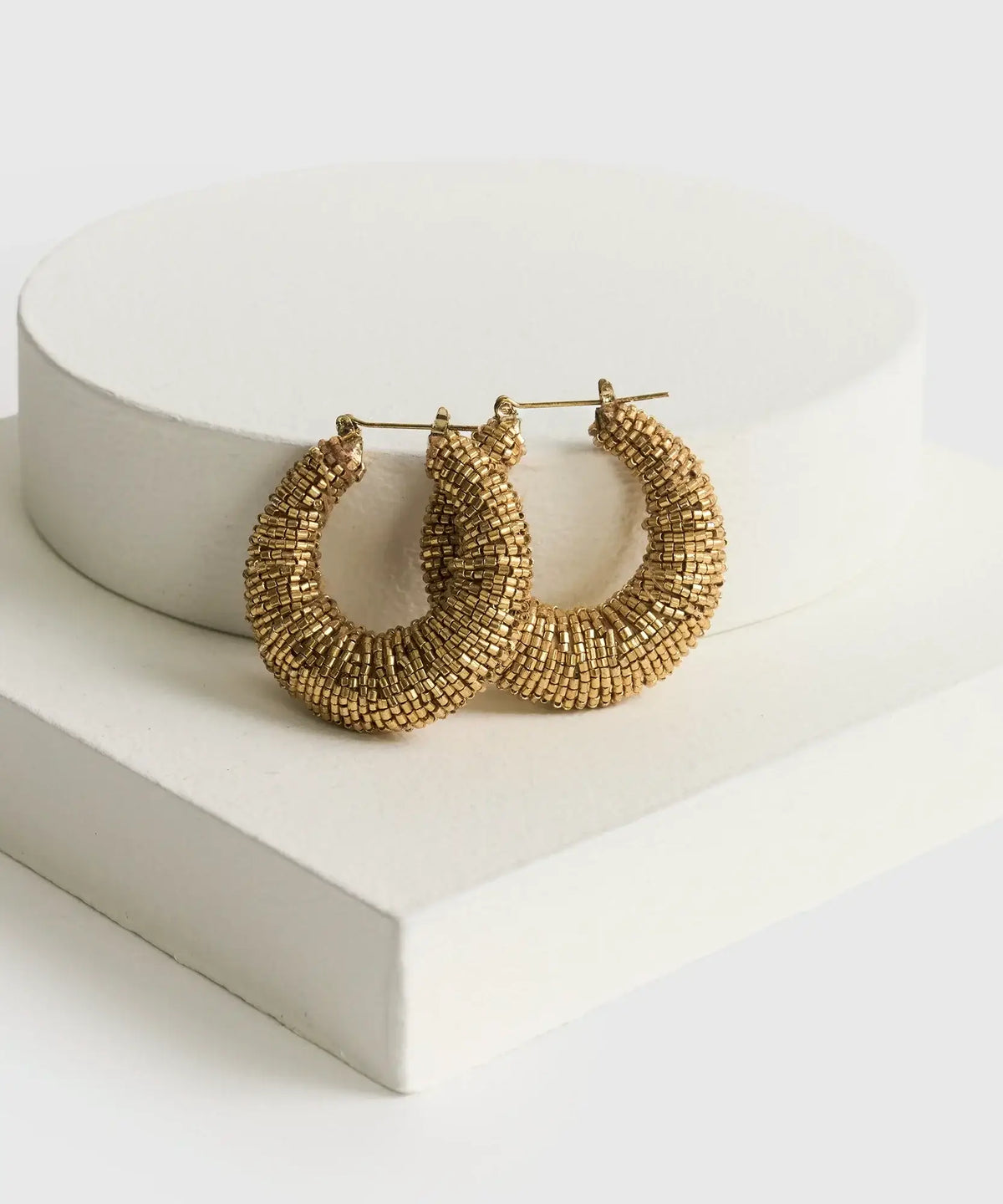 Aros Mostacillas Argollas Fiesta de Lounge, grandes y brillantes en color dorado, perfectos para fiestas.