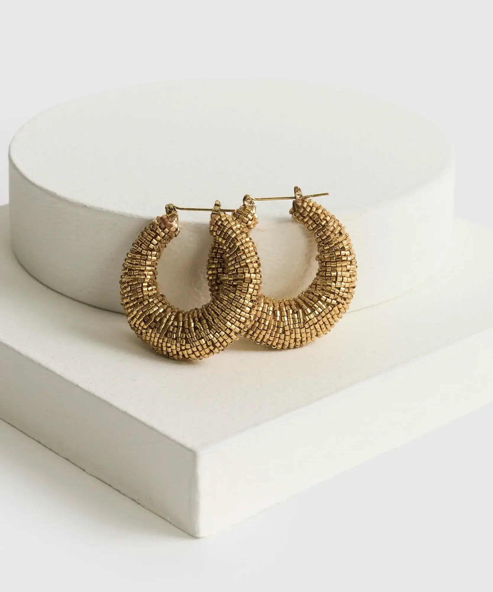 Aros Mostacillas Argollas Fiesta de Lounge, grandes y brillantes en color dorado, perfectos para fiestas.
