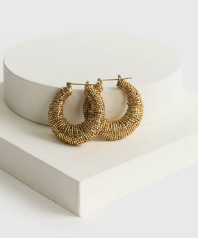 Aros Mostacillas Argollas Fiesta de Lounge, grandes y brillantes en color dorado, perfectos para fiestas.