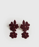 Aros Mostacillas Flores Colgantes morados de la marca Lounge con grandes y pequeñas flores colgantes.