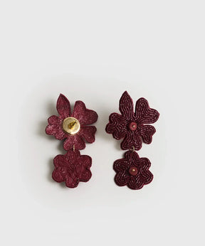 Aros Mostacillas Flores Colgantes de marca Lounge, largos con flores grandes y pequeñas en tonos burdeos.