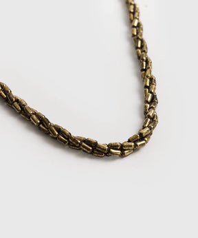 Collar Mostacillas Trenzadas de Lounge con tres cadenas de mostacillas trenzadas entre sí.