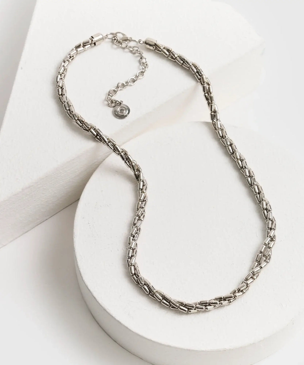 Collar Mostacillas Trenzadas de Lounge con tres cadenas de mostacillas trenzadas en un diseño elegante.