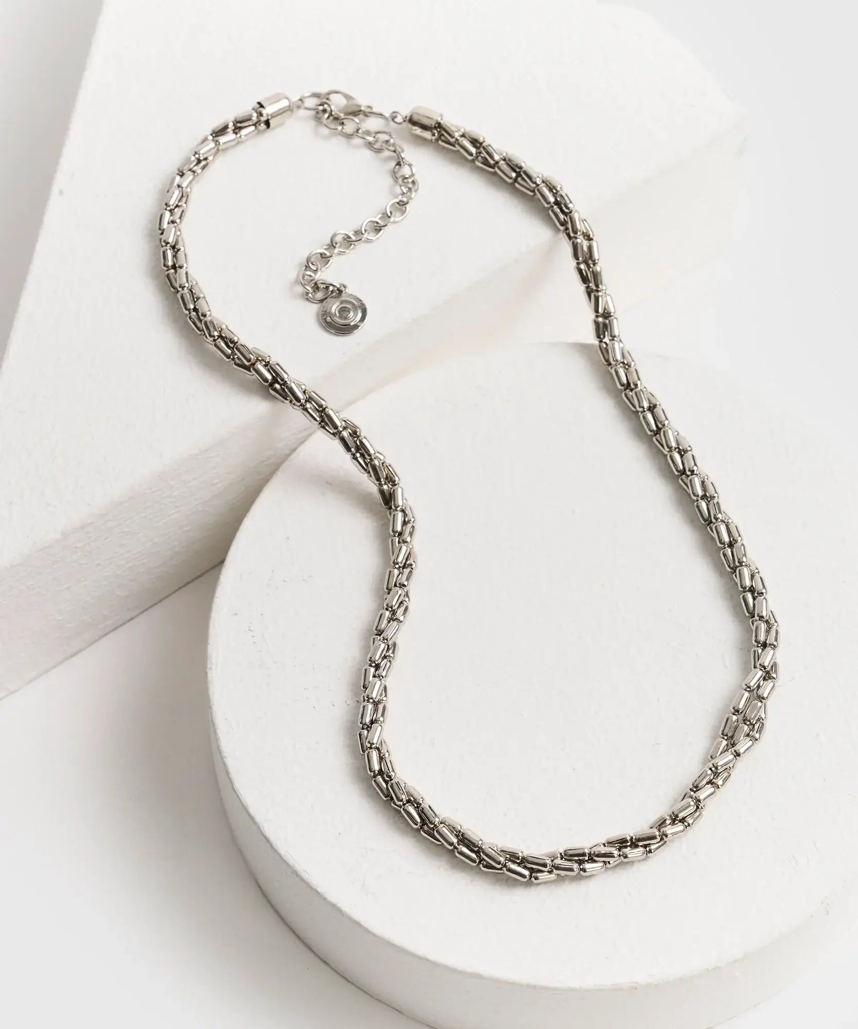 Collar Mostacillas Trenzadas de Lounge con tres cadenas de mostacillas trenzadas en un diseño elegante.