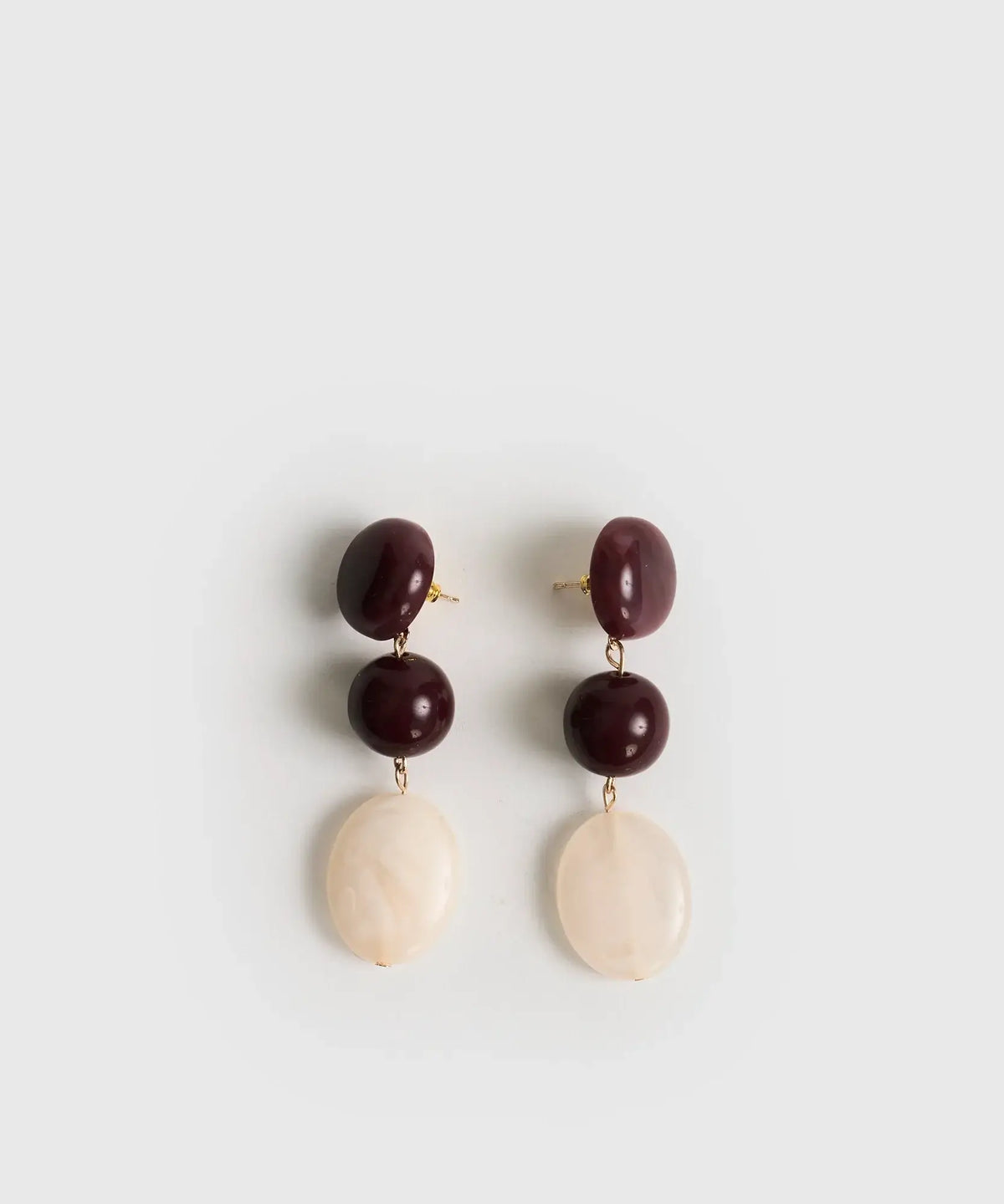 Aros Piedras Colgantes de Lounge, largos con círculos morados y piedra de resina blanca.