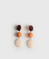 Aros Piedras Colgantes de Lounge en colores camel, con círculos y piedras de resina. Diseño largo y colgante.