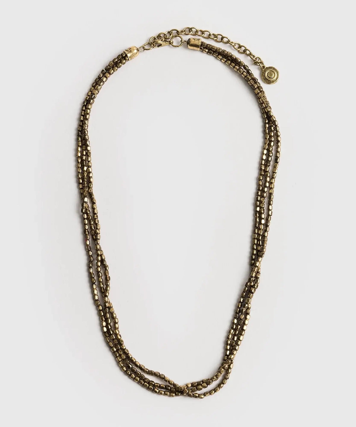 Collar Mostacillas Triple Boho de Lounge, collar de tres capas con mostacillas doradas.
