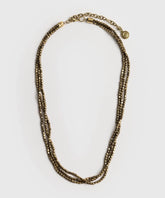 Collar Mostacillas Triple Boho de Lounge, collar de tres capas con mostacillas doradas.