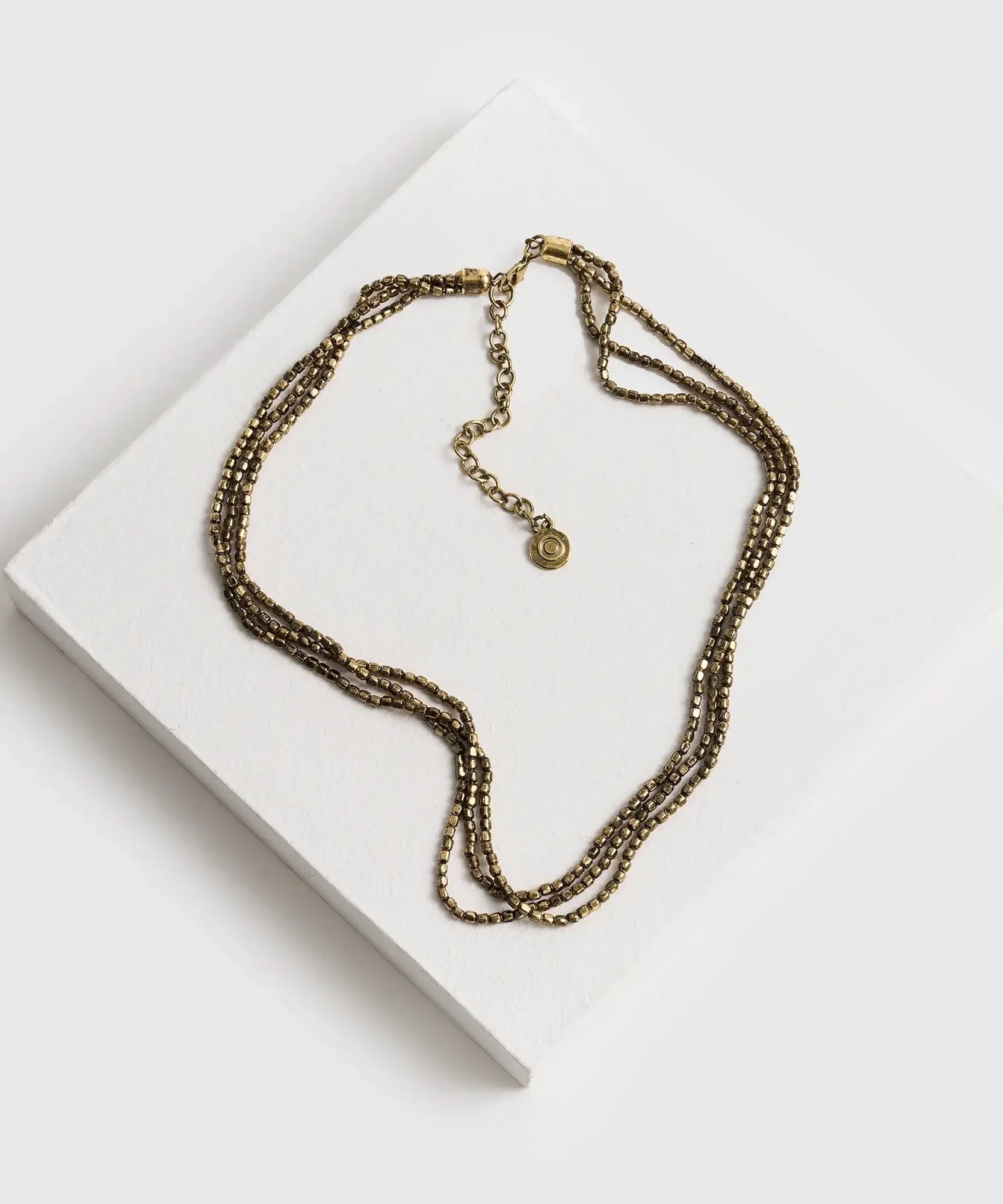 Collar Mostacillas Triple Boho de Lounge, collar de tres capas con mostacillas pequeñas y diseño bohemio.