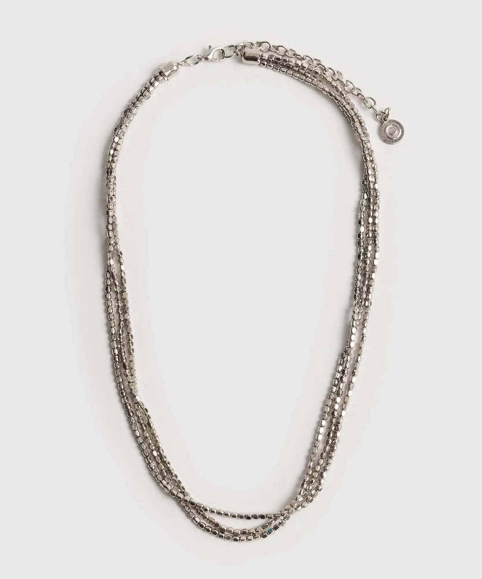 Collar Mostacillas Triple Boho de Lounge en color plateado y tres capas con mostacillas pequeñas.