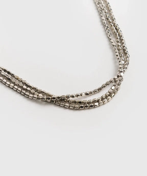 Collar Mostacillas Triple Boho de Lounge, collar de tres capas con mostacillas pequeñas en diseño bohemio.