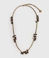Collar Piedras Boho de Lounge con mostacillas doradas y piedras de colores en diseño corto.