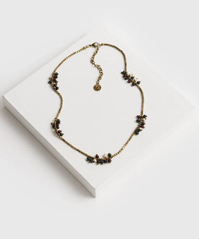 Collar Piedras Boho de Lounge, collar corto con mostacillas doradas y piedras pequeñas de colores.